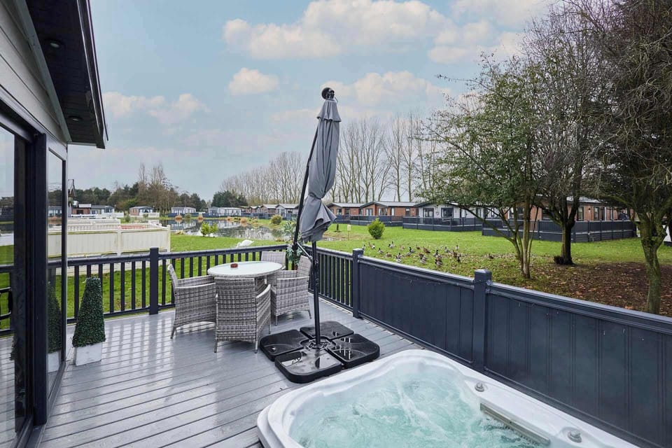 Country Cabin, Allerthorpe Golf & Country Park, York - Host & Stay