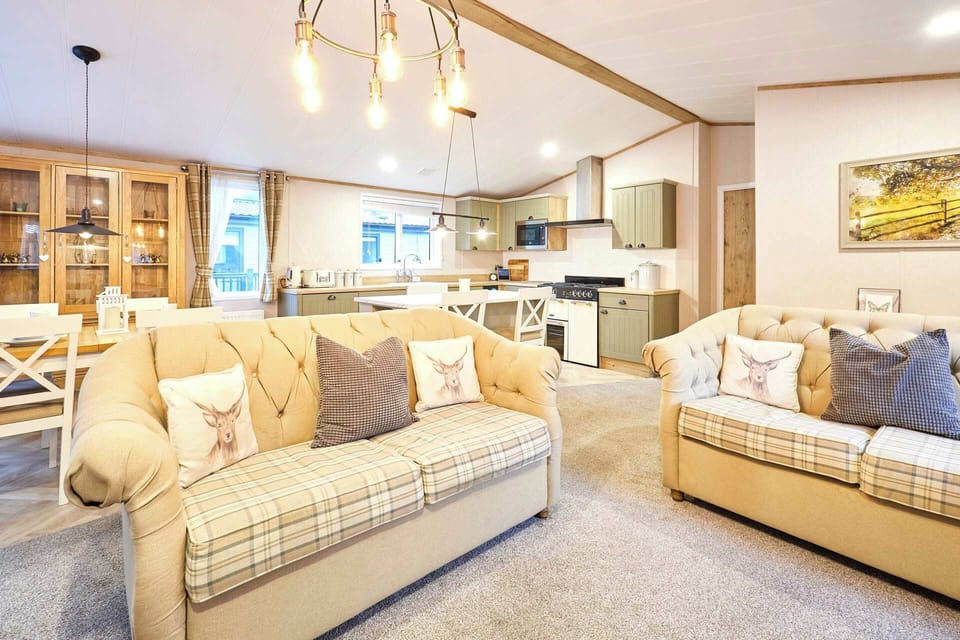 Peace Lodge, Allerthorpe Golf & Country Park, York - Host & Stay