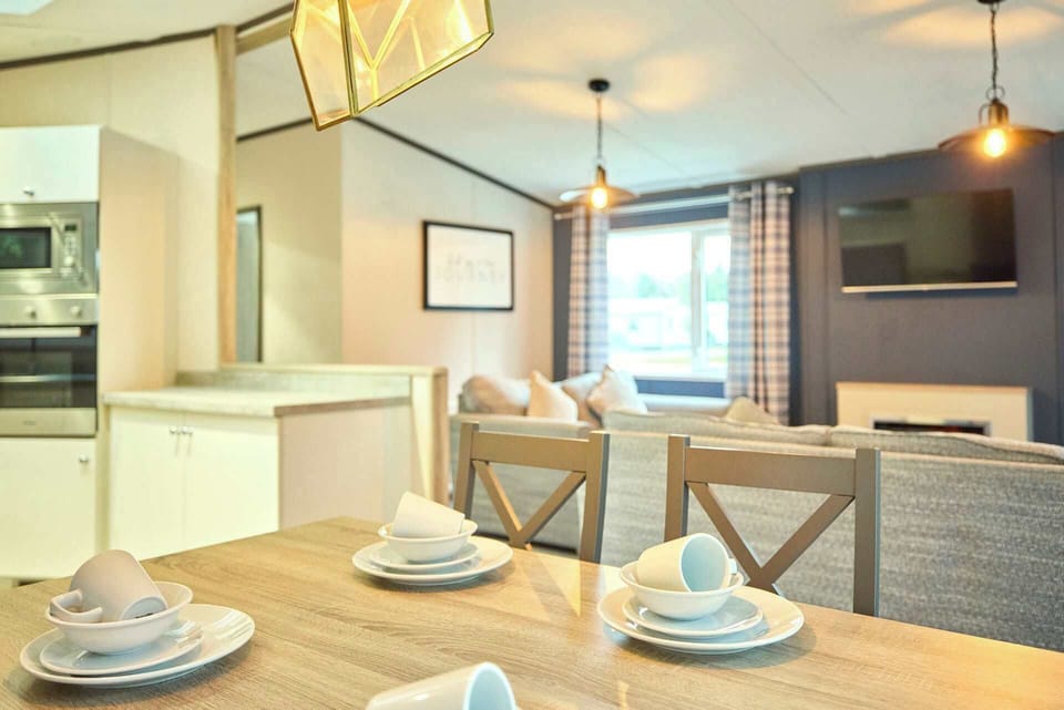 Lotus Lodge, Allerthorpe Golf & Country Park, York - Host & Stay