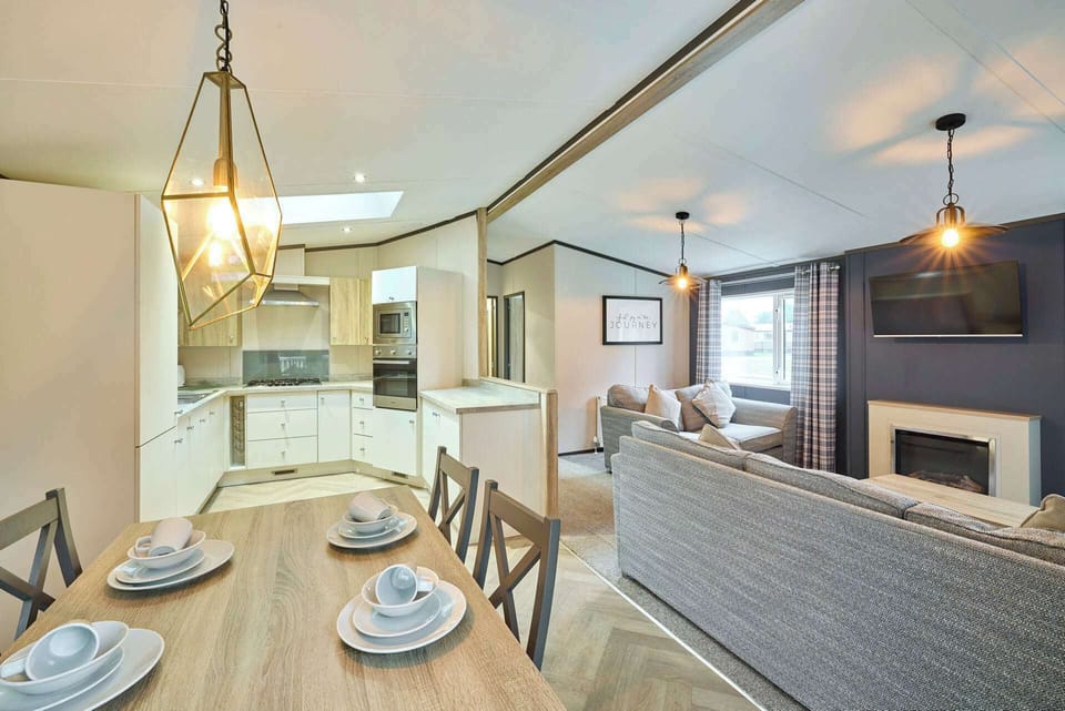 Lotus Lodge, Allerthorpe Golf & Country Park, York - Host & Stay