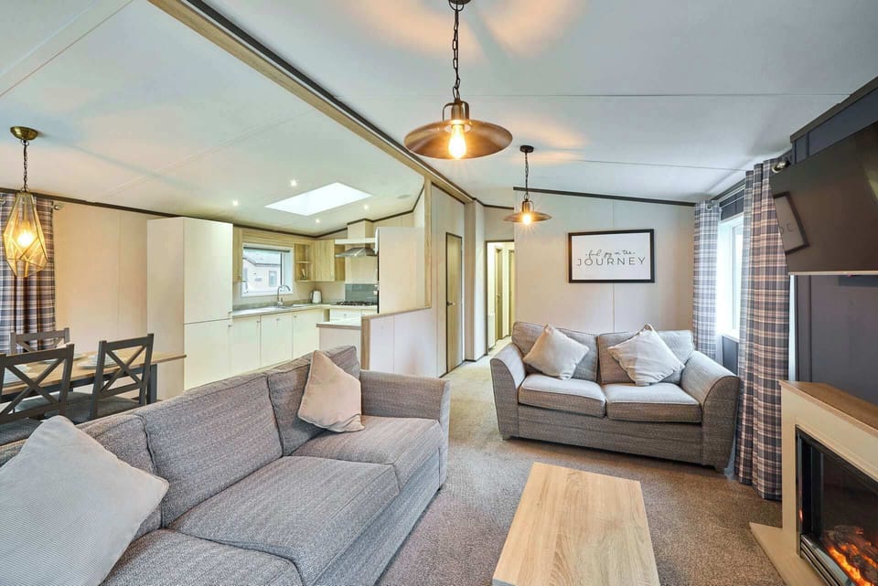 Lotus Lodge, Allerthorpe Golf & Country Park, York - Host & Stay