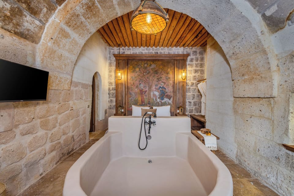 Miniature Suite with Bathtub | In-room safe, blackout drapes, soundproofing, WiFi (free)