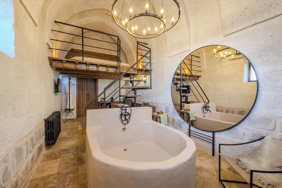 Loft Suite with Bathtub | In-room safe, blackout drapes, soundproofing, WiFi (free)