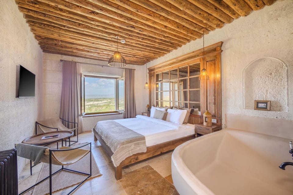 Queen Suite with Bathtub 301 | In-room safe, blackout drapes, soundproofing, WiFi (free)