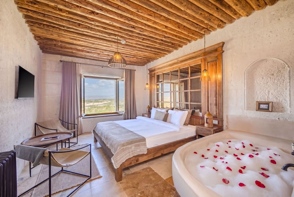 Queen Suite with Bathtub 301 | In-room safe, blackout drapes, soundproofing, WiFi (free)
