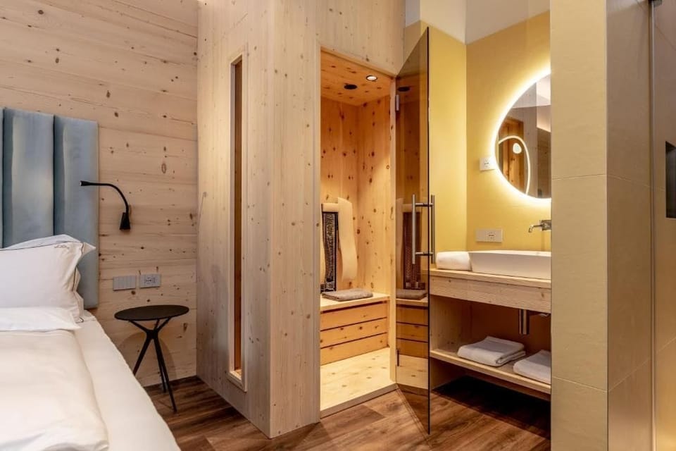 Design Suite, Terrace | Minibar, in-room safe, individually decorated, individually furnished