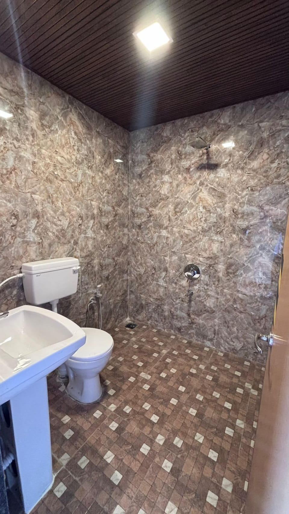 Luxury Room | Bathroom | Shower, free toiletries, towels, soap
