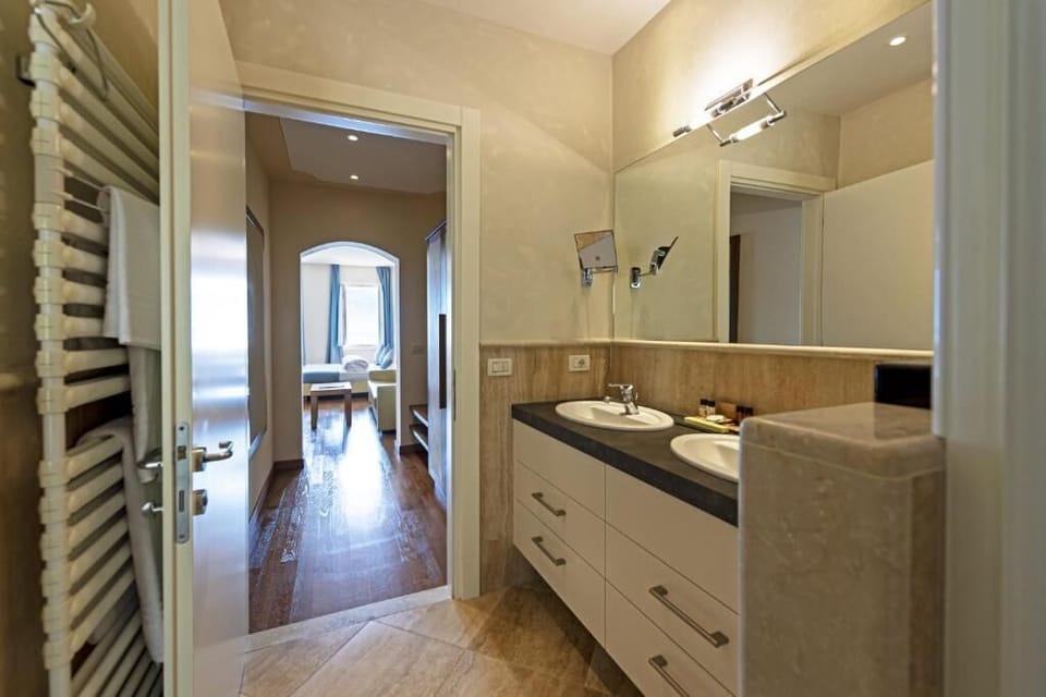 Standard Double Room, Lake View | Bathroom | Slippers
