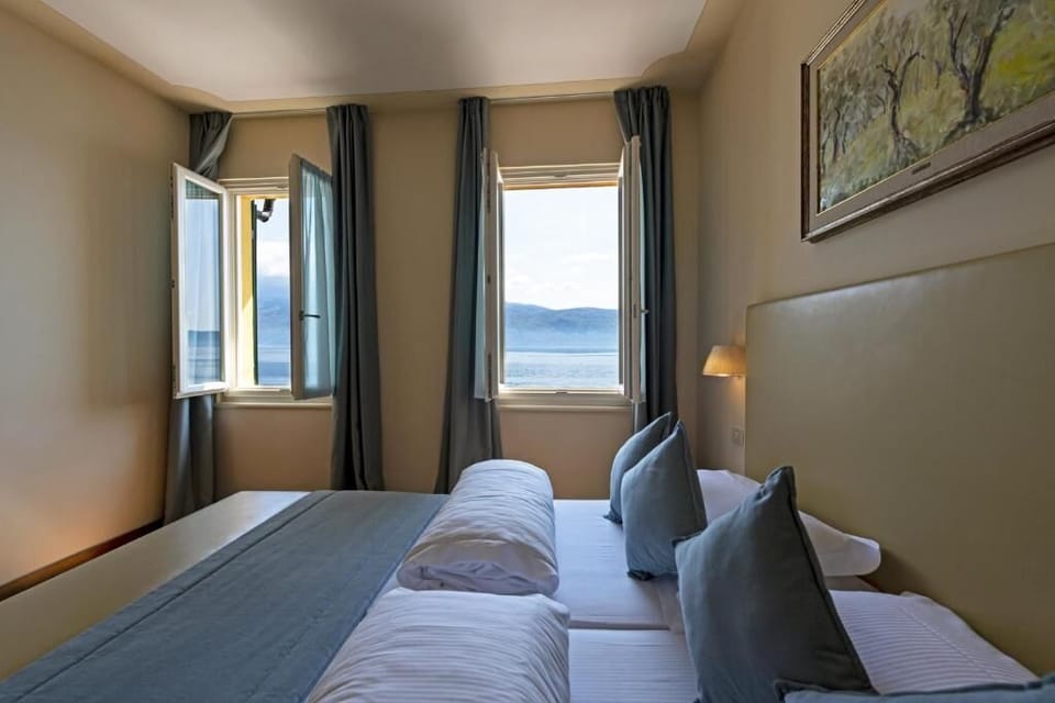Standard Double Room, Lake View | In-room safe, blackout drapes, soundproofing, free WiFi