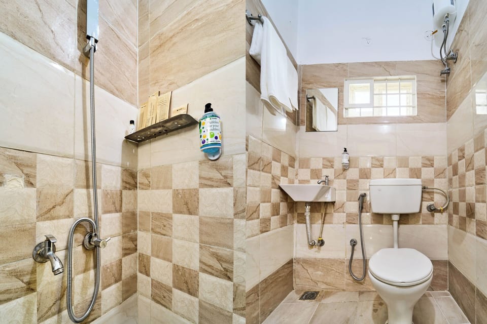 Standard Double Room | Bathroom | Shower, free toiletries, towels