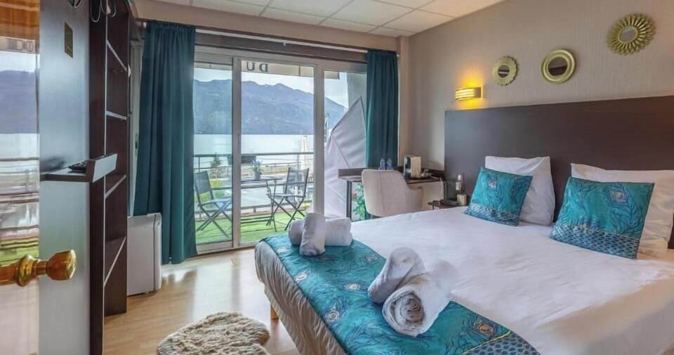 Double Room, Balcony, Lake View | Iron/ironing board, free WiFi