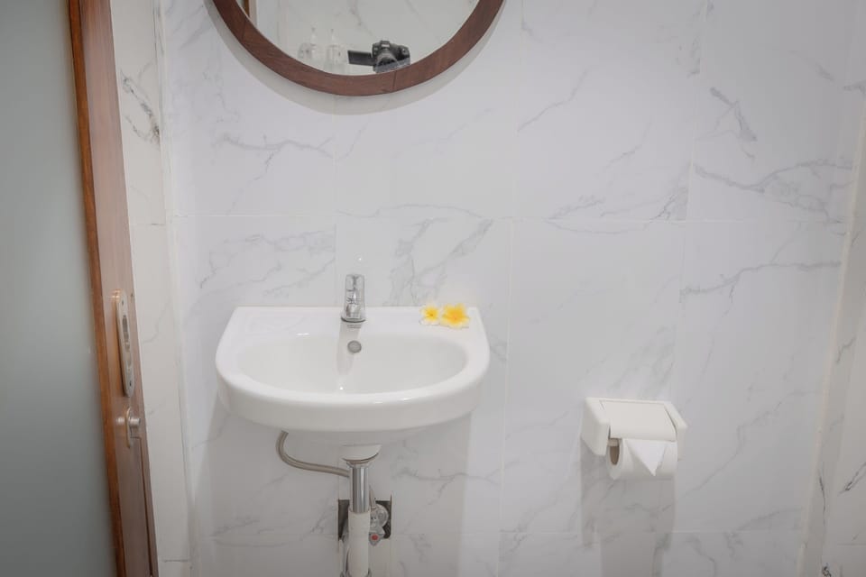 Standard Double Room | Bathroom | Free toiletries, towels, soap, shampoo