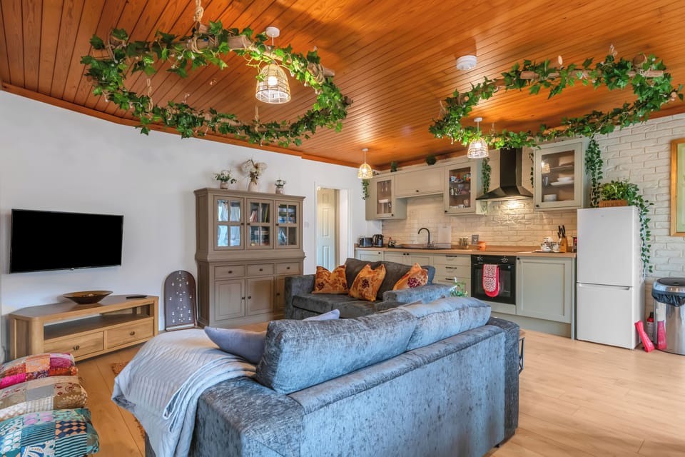 Cottage, 1 King Bed with Sofa bed, Non Smoking | Living area | 43-inch Smart TV with digital channels