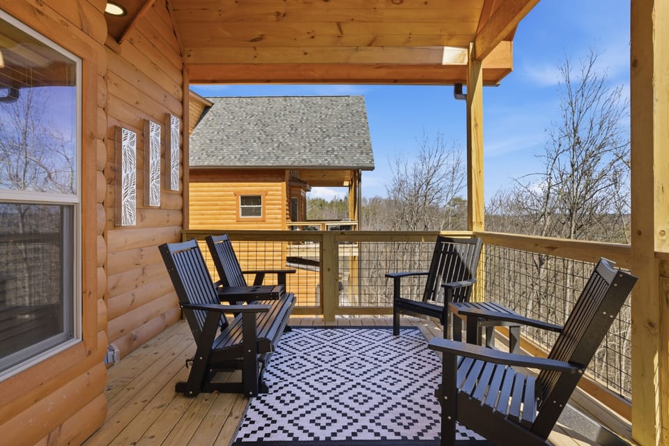 Cabin in Wears Valley "Let The Good Times Roll" - Main level deck