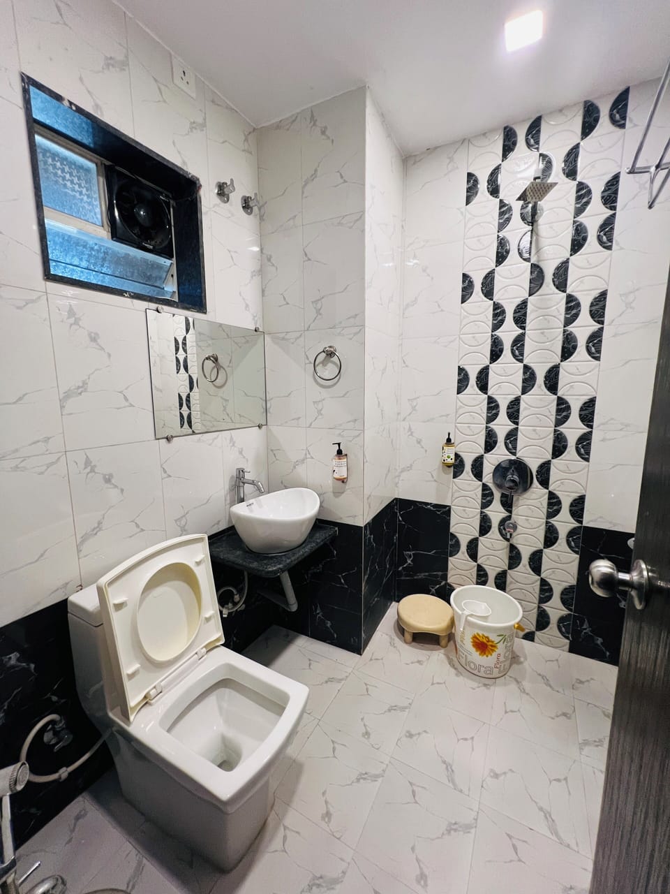 Shower, towels, shampoo, toilet paper