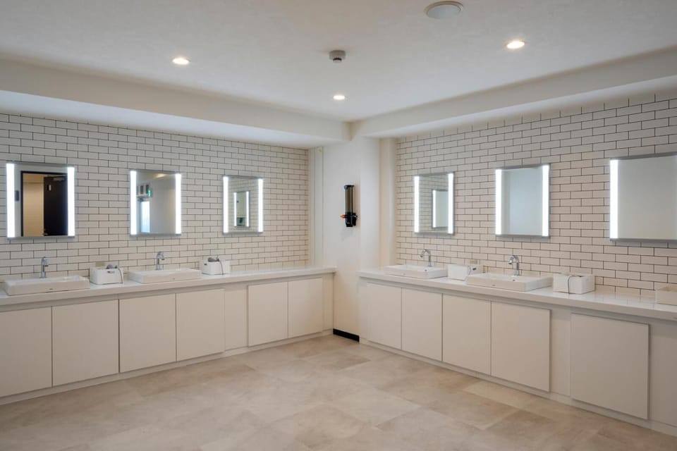 Shower, free toiletries, slippers, electronic bidet