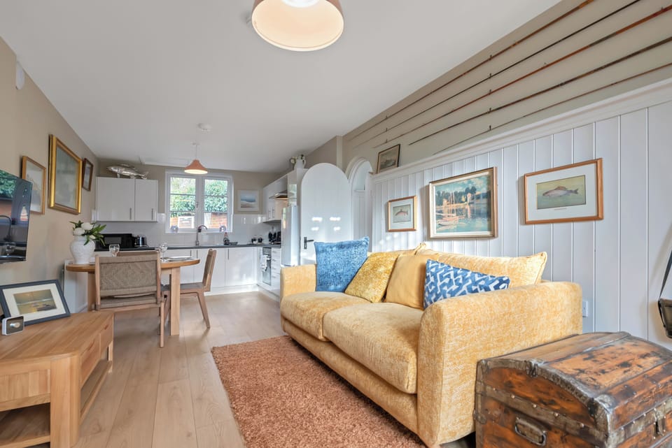 Cottage, 2 Bedrooms, Non Smoking | Living area | 43-inch Smart TV with digital channels