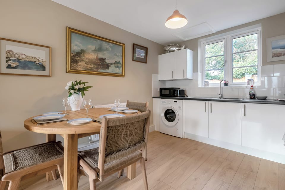 Cottage, 2 Bedrooms, Non Smoking | Dining