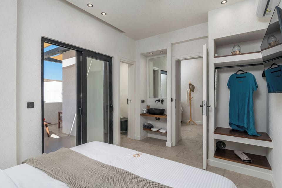 Egyptian cotton sheets, premium bedding, in-room safe, laptop workspace