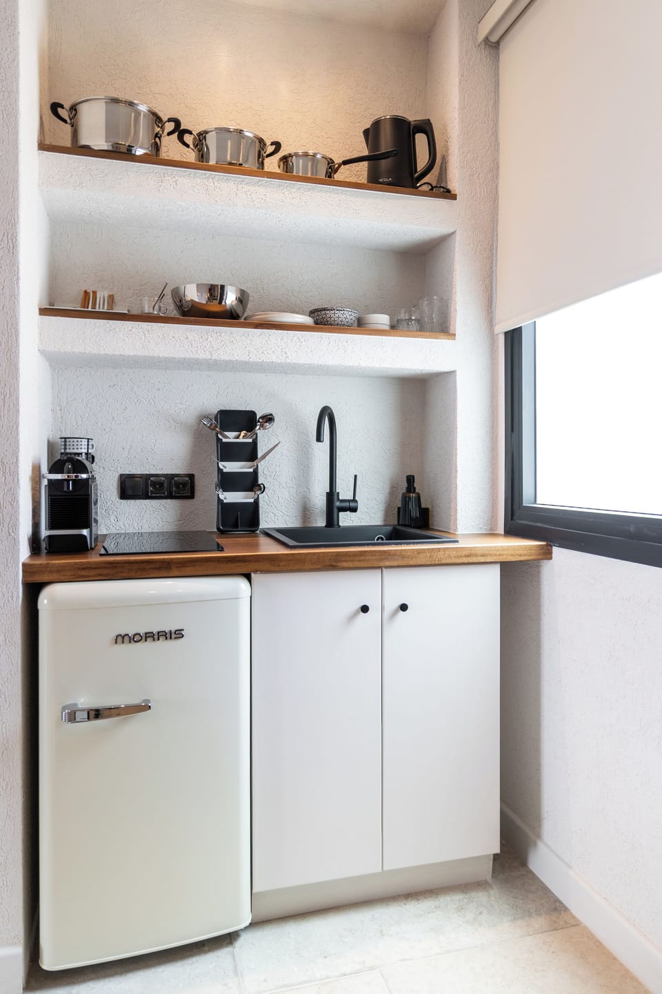Deluxe Double Room | Private kitchen | Mini-fridge, espresso maker, electric kettle, cookware/dishes/utensils