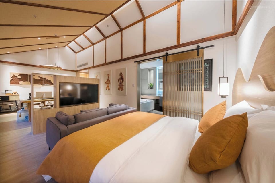 Signature Suite, Courtyard View | Premium bedding, minibar, desk, laptop workspace