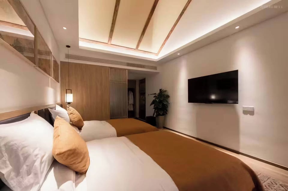Traditional Twin Room, Courtyard View | Premium bedding, minibar, desk, laptop workspace