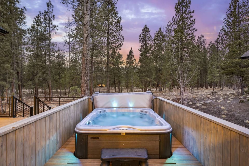 Enjoy an amazing central Oregon evening from the comfort of the hot tub.