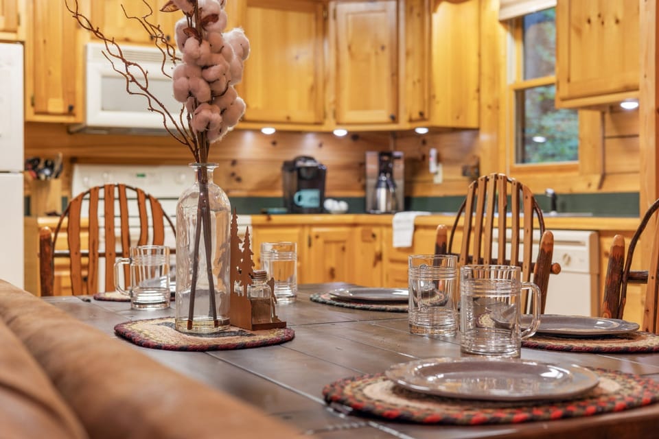 Cabin, 2 Bedrooms | Dining