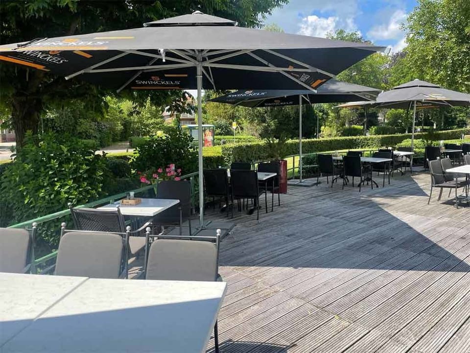 Settle in for long lunches under umbrellas and fresh air.