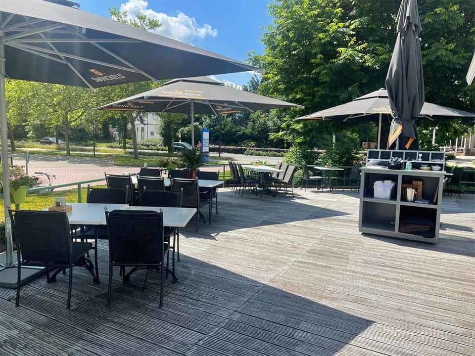 Enjoy open-air coffees with leafy views and gentle sunshine.
