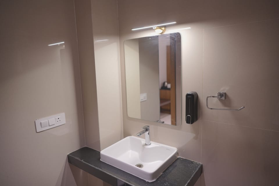 Deluxe Double Room, City View | Bathroom | Free toiletries, towels, soap, shampoo