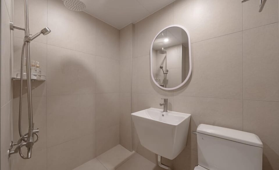Standard Room | Bathroom | Shower, free toiletries, hair dryer, bathrobes