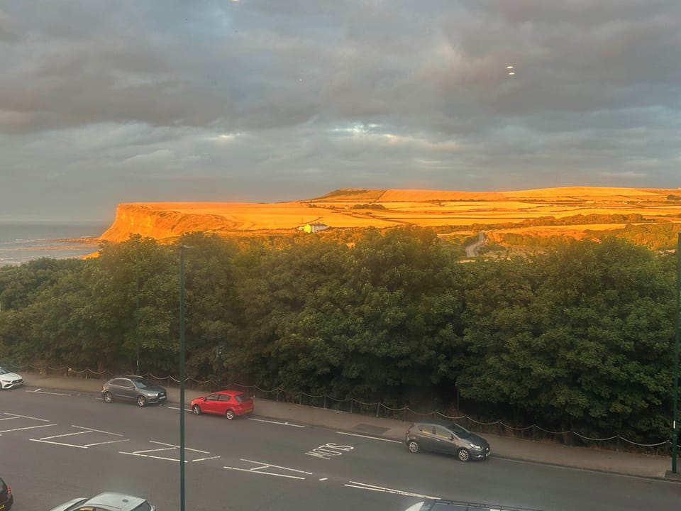 Balmoral Terrace, Saltburn - Host & Stay