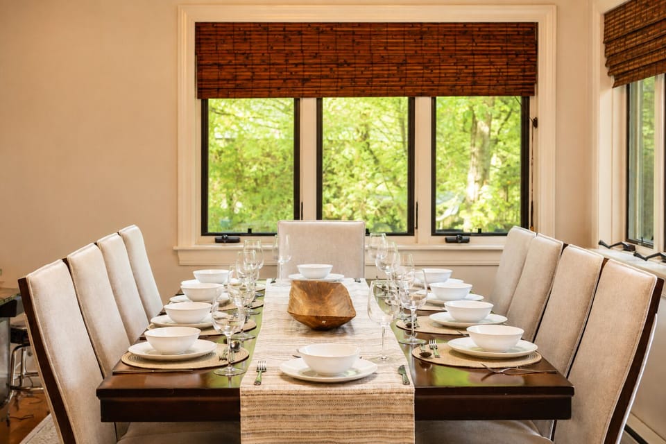 Come in from the trail and
gather at a bright dining
table set for ten.