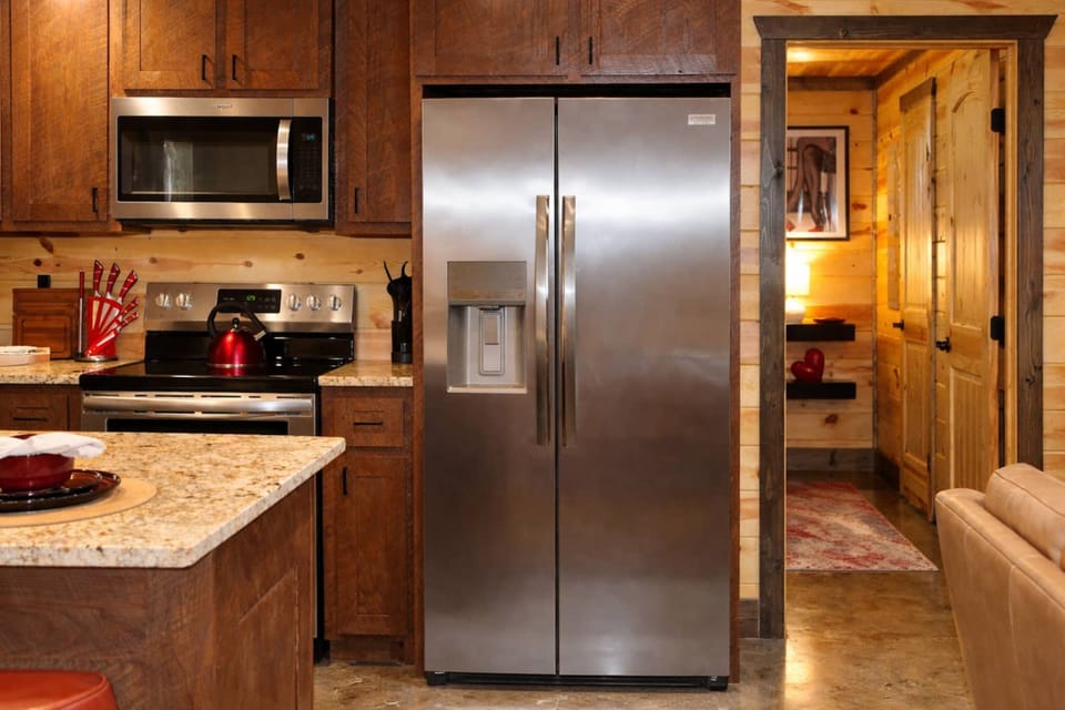 Comfort Cabin, 2 Bedrooms, Non Smoking, Pets Allowed | Private kitchen | Fridge, microwave, oven, stovetop