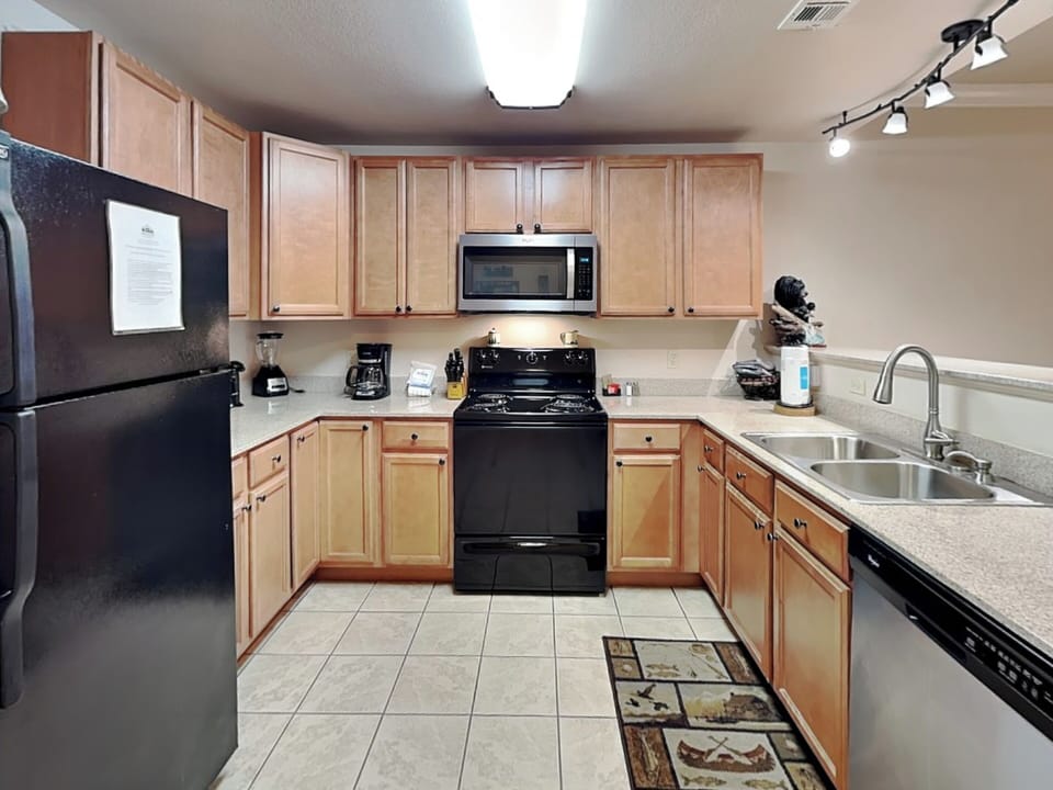 Full Kitchen w. Ample Counter Space