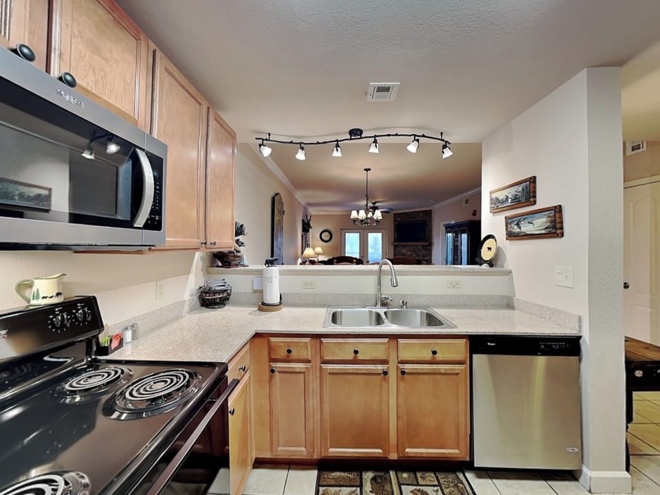 Full Kitchen w. Convenient Breakfast Bar