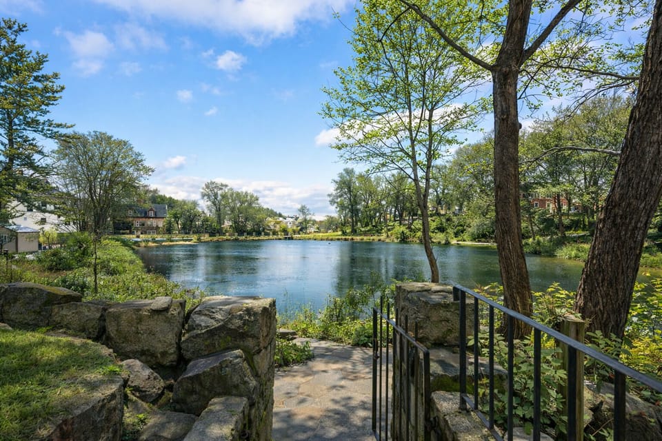 Private entrance into Mill Pond Park.