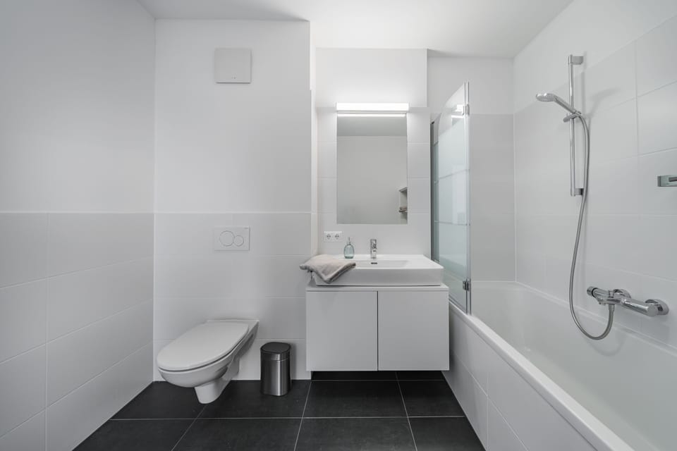 Comfort Condo | Bathroom | Combined shower/tub, free toiletries, hair dryer, towels