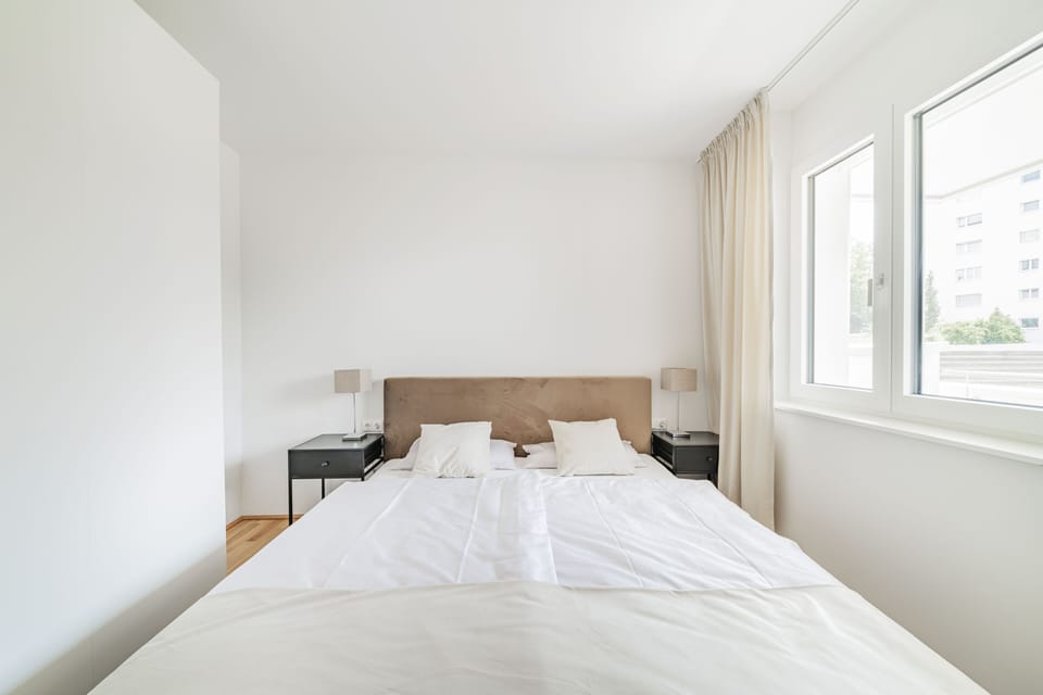 Comfort Apartment | In-room safe, desk, blackout drapes, soundproofing