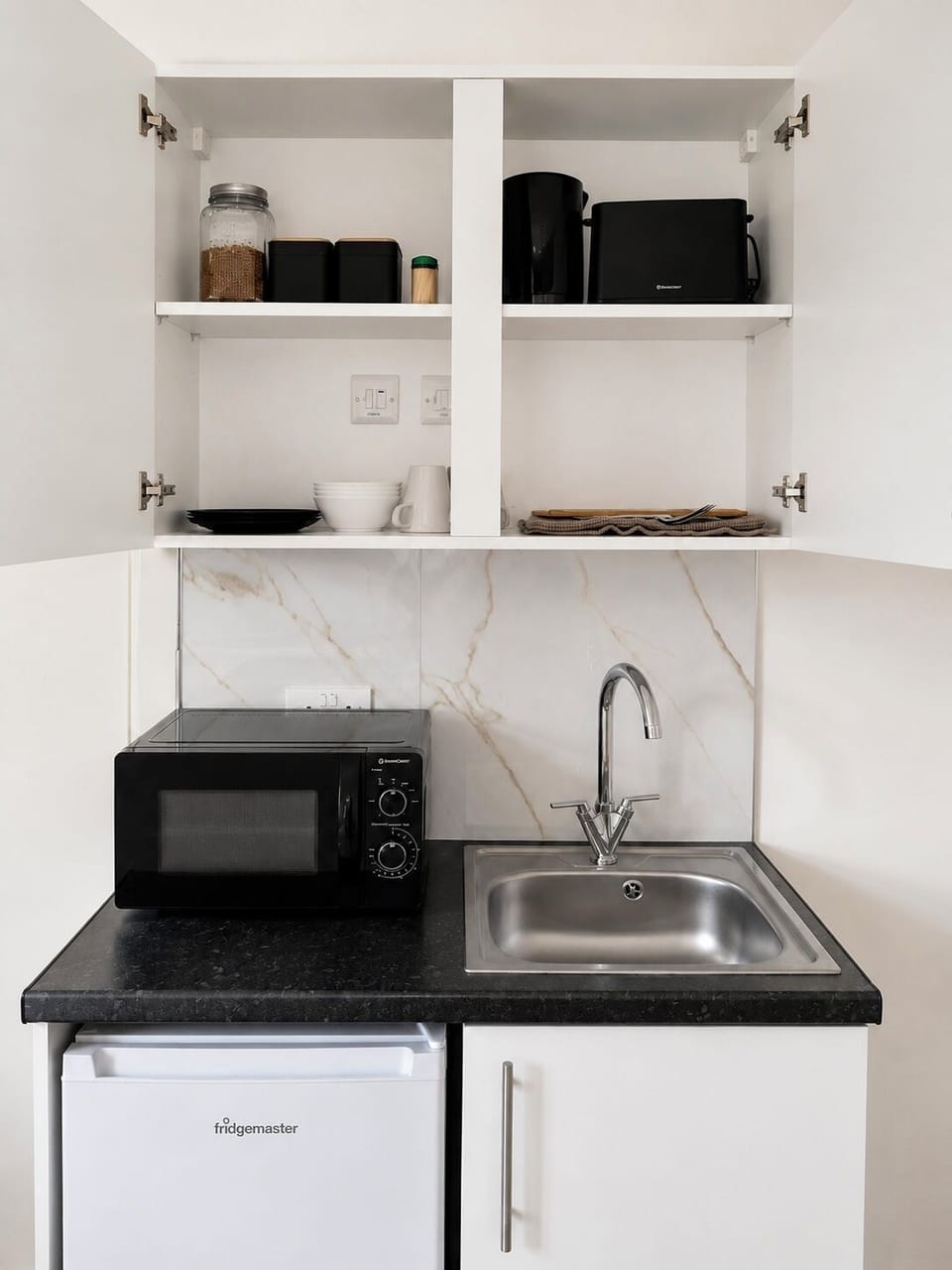 Family Quadruple Room | Private kitchen | Mini-fridge, microwave, stovetop, cookware/dishes/utensils
