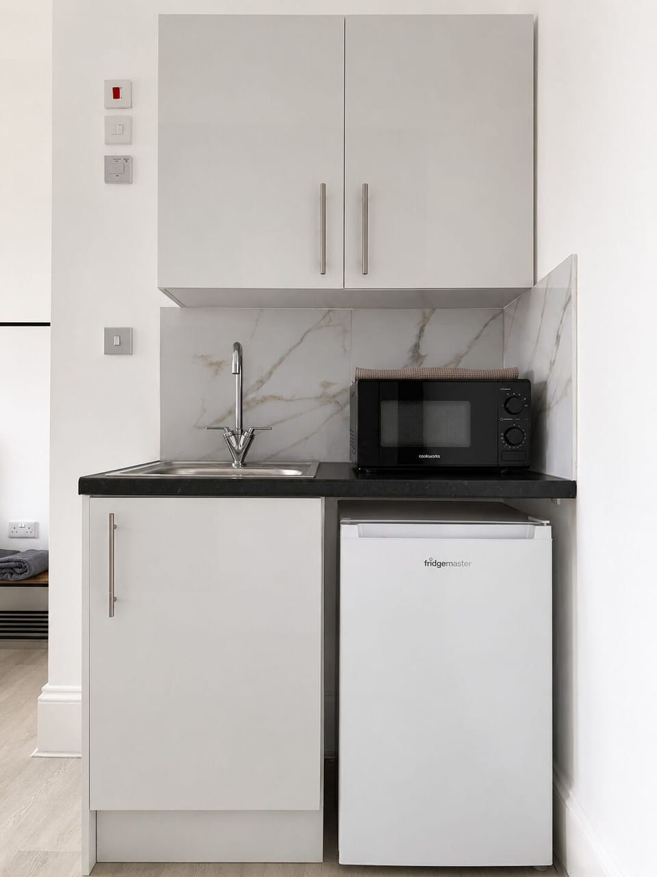 Deluxe Triple Room | Private kitchen | Mini-fridge, microwave, stovetop, cookware/dishes/utensils