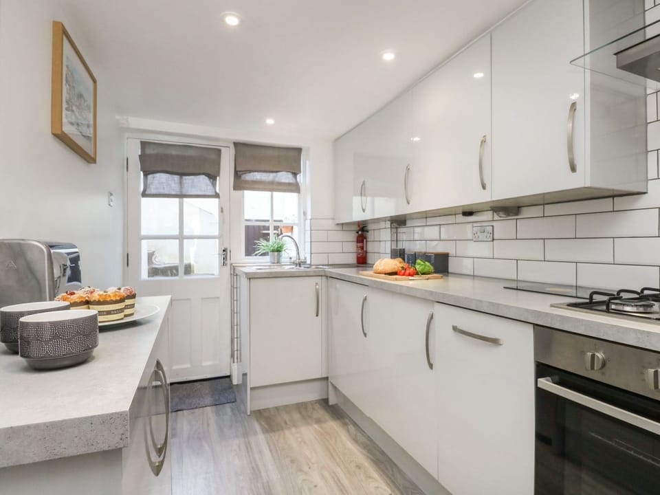 Fridge, microwave, dishwasher, cookware/dishes/utensils