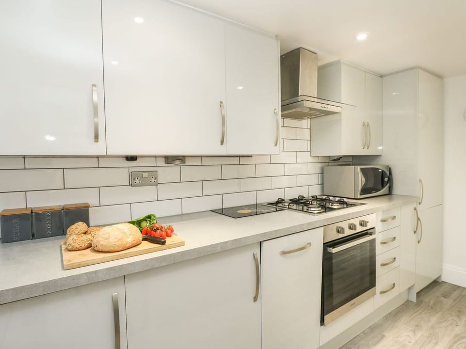 Fridge, microwave, dishwasher, cookware/dishes/utensils