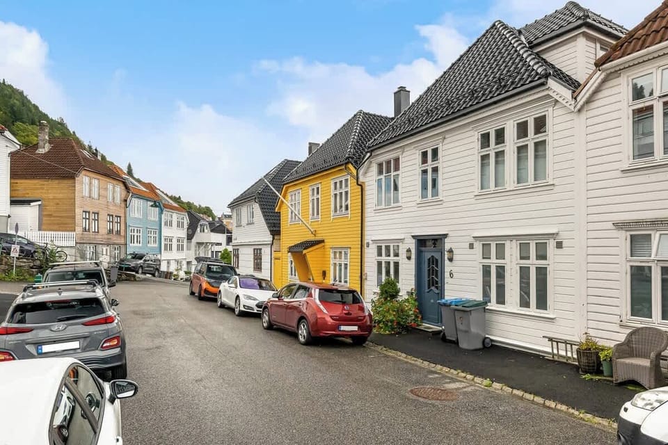 Welcome to the picturesque old city in Bergen! Enjoy the beautiful architecture and charming wooden houses that fill the neighborhood. You might even be lucky enough to meet one of the neighborhood's friendly cats as well!