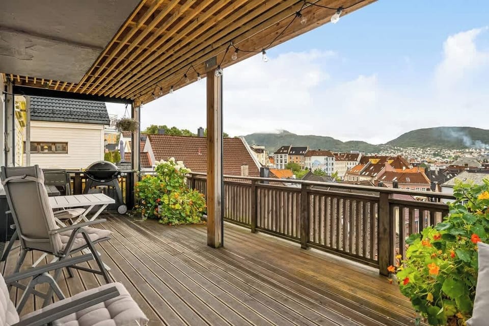 Welcome to the enchanting Edvardsens Gate, the ideal locale for creating unforgettable memories with friends and family in Bergen!