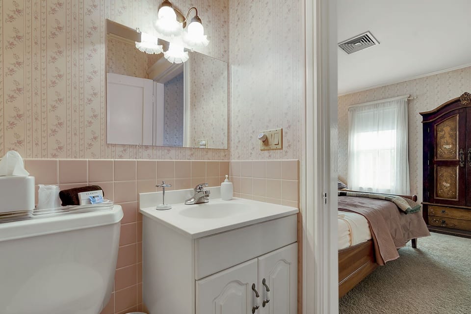 Crimson King | Bathroom | Shower, hair dryer, towels, toilet paper