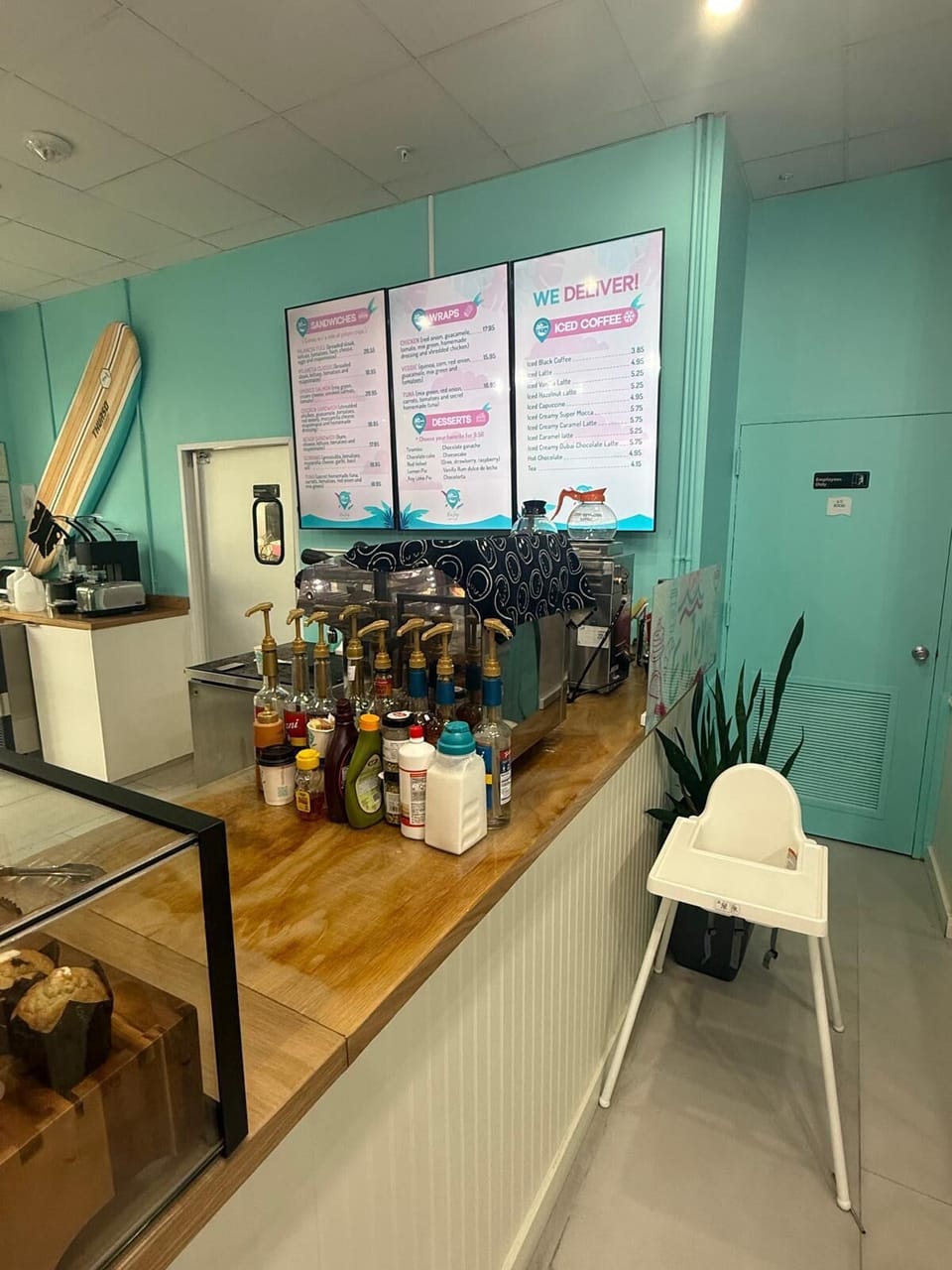 Enjoy the convenience of a cozy café and mini market right in the lobby, perfect for your morning coffee, quick snacks, or last-minute essentials just steps from your door.
