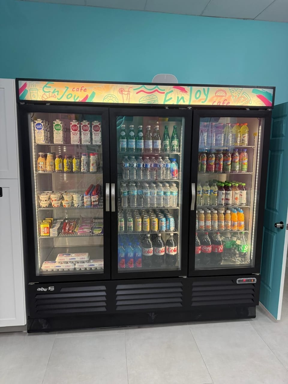 Enjoy the convenience of a cozy café and mini market right in the lobby, perfect for your morning coffee, quick snacks, or last-minute essentials just steps from your door.