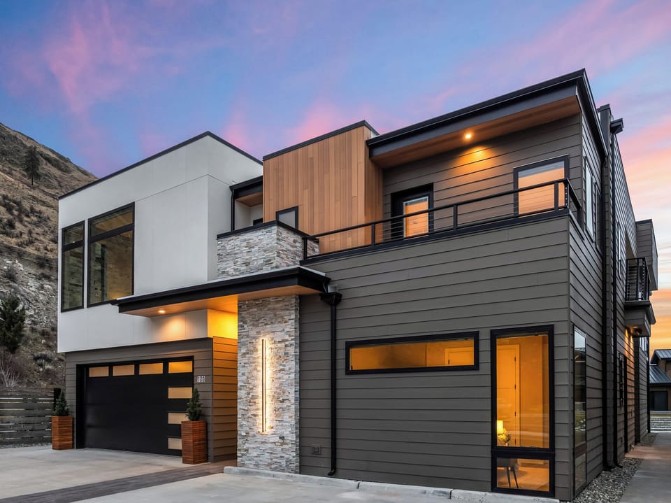 Front entrance sunset vibes - Please review listing description & Chelan City Vacation Rental requirements